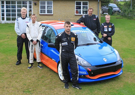 Kørerbesætningen hos Sally Racing: Længst til venstre Andreas Schrøde, dernæst Nicki Petersen. Til Højre Peter Oben og yderst Martin Gøtsche. Forrest i midten Martin Sally Pedersen.<BR>(Foto: Kate Hass Augustsen)
